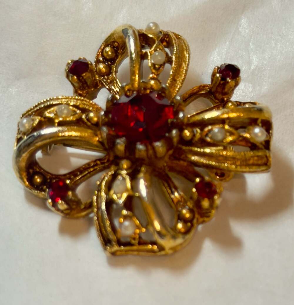 Vtg Gold-Tone Bow Brooch with Red Rhinestones and Faux Seed Pearls 1"